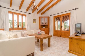 Televisie, videospelletjes, een dvd-speler en een stereo