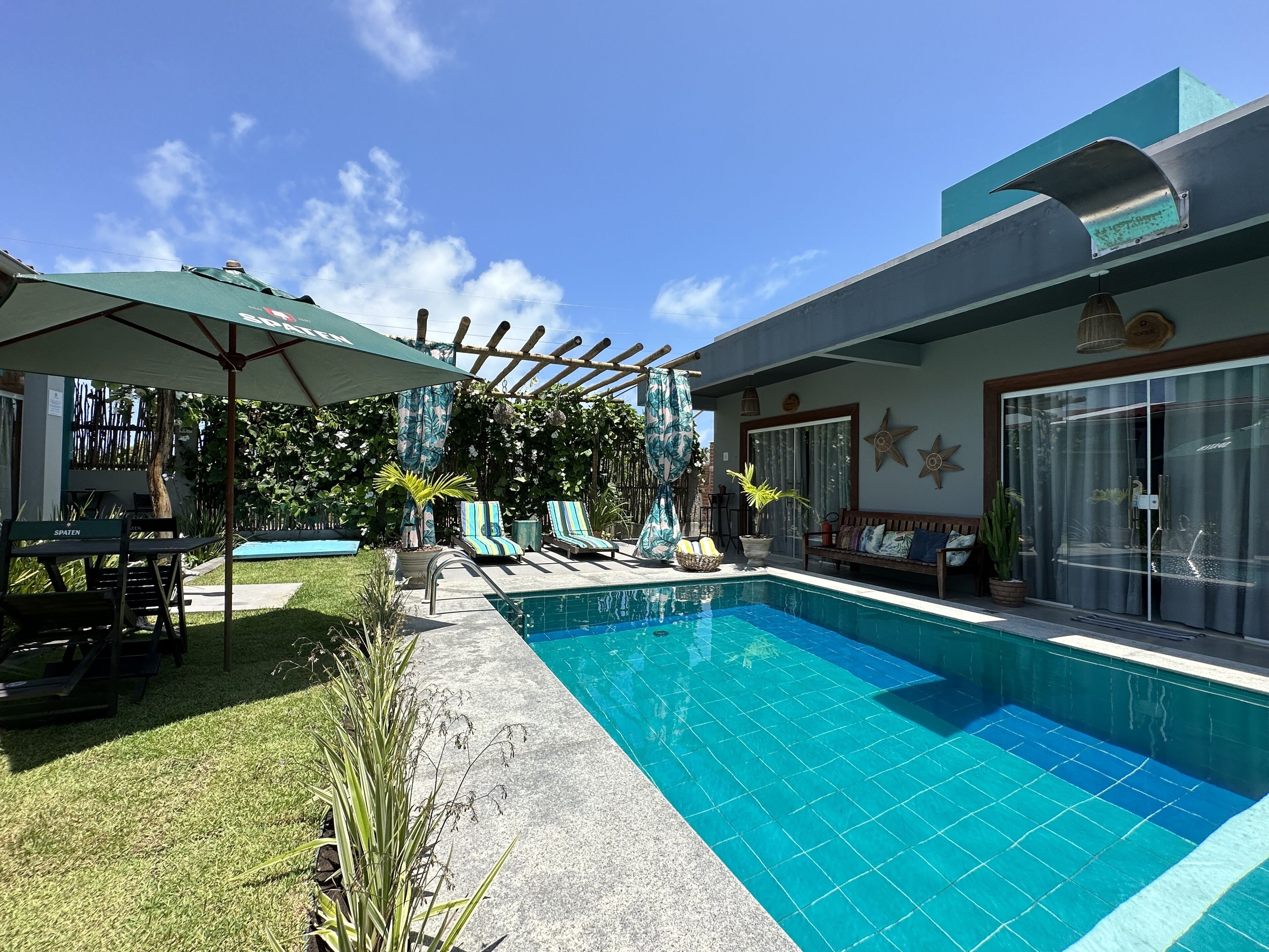 Una piscina al aire libre, camas de piscina gratis