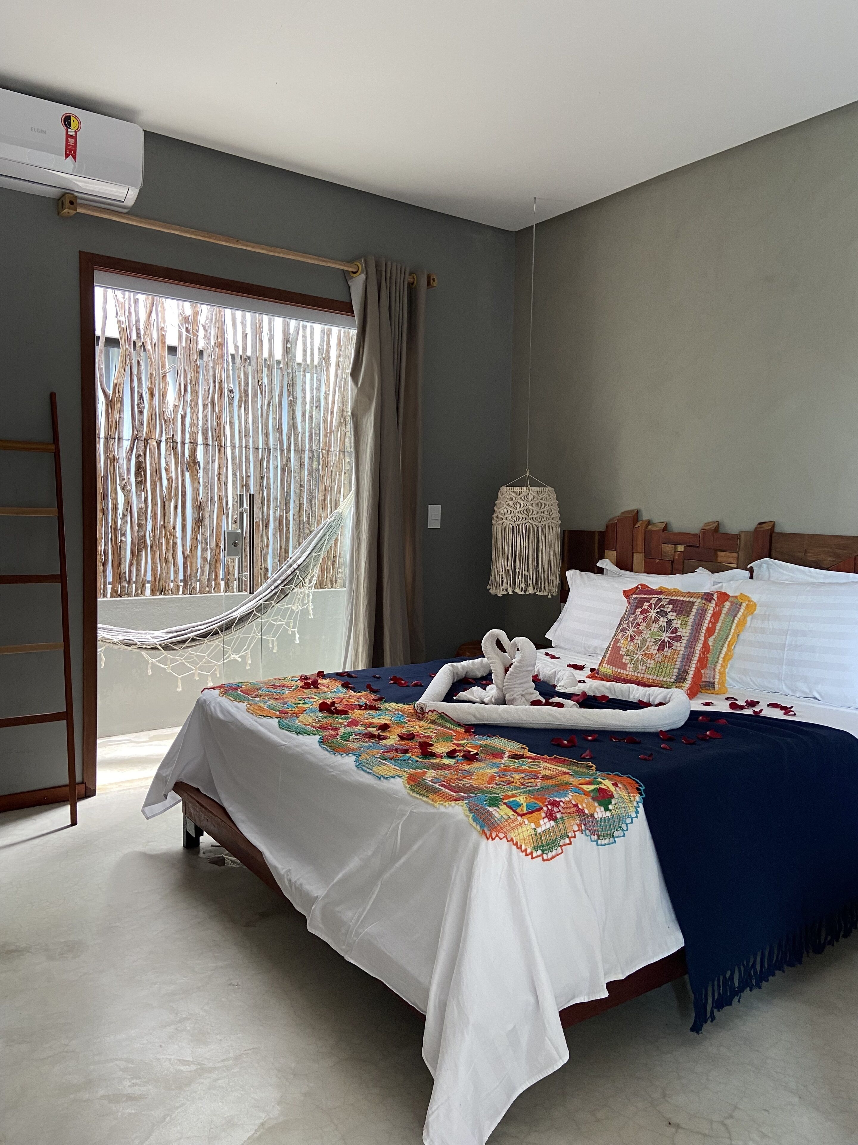 Habitación superior con 1 cama doble o 2 individuales, 1 habitación, lanai, junto a la piscina | Sábanas de algodón egipcio, ropa de cama de alta calidad, minibar