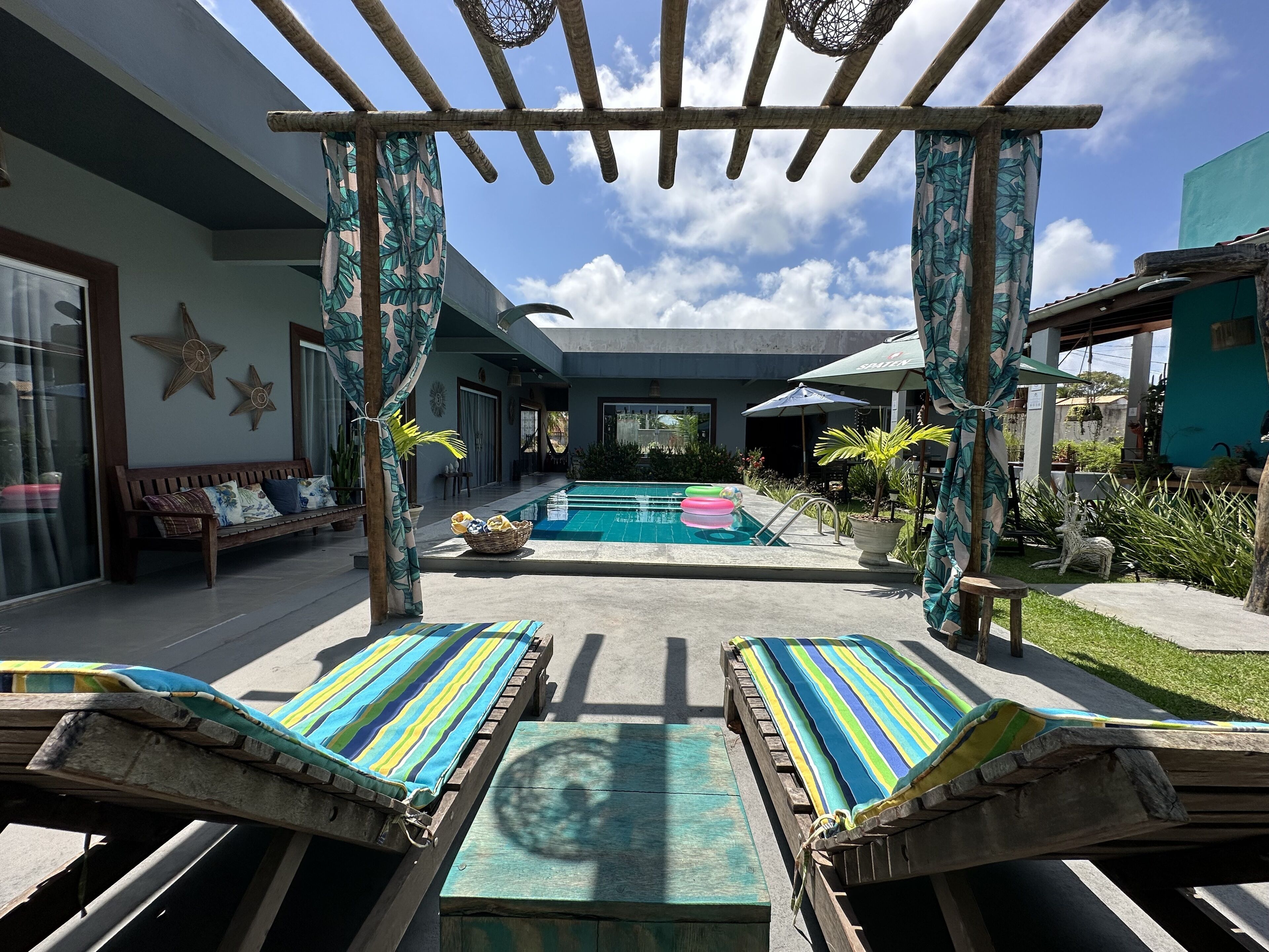 Piscina externa, barracas de cortesia, espreguiçadeiras