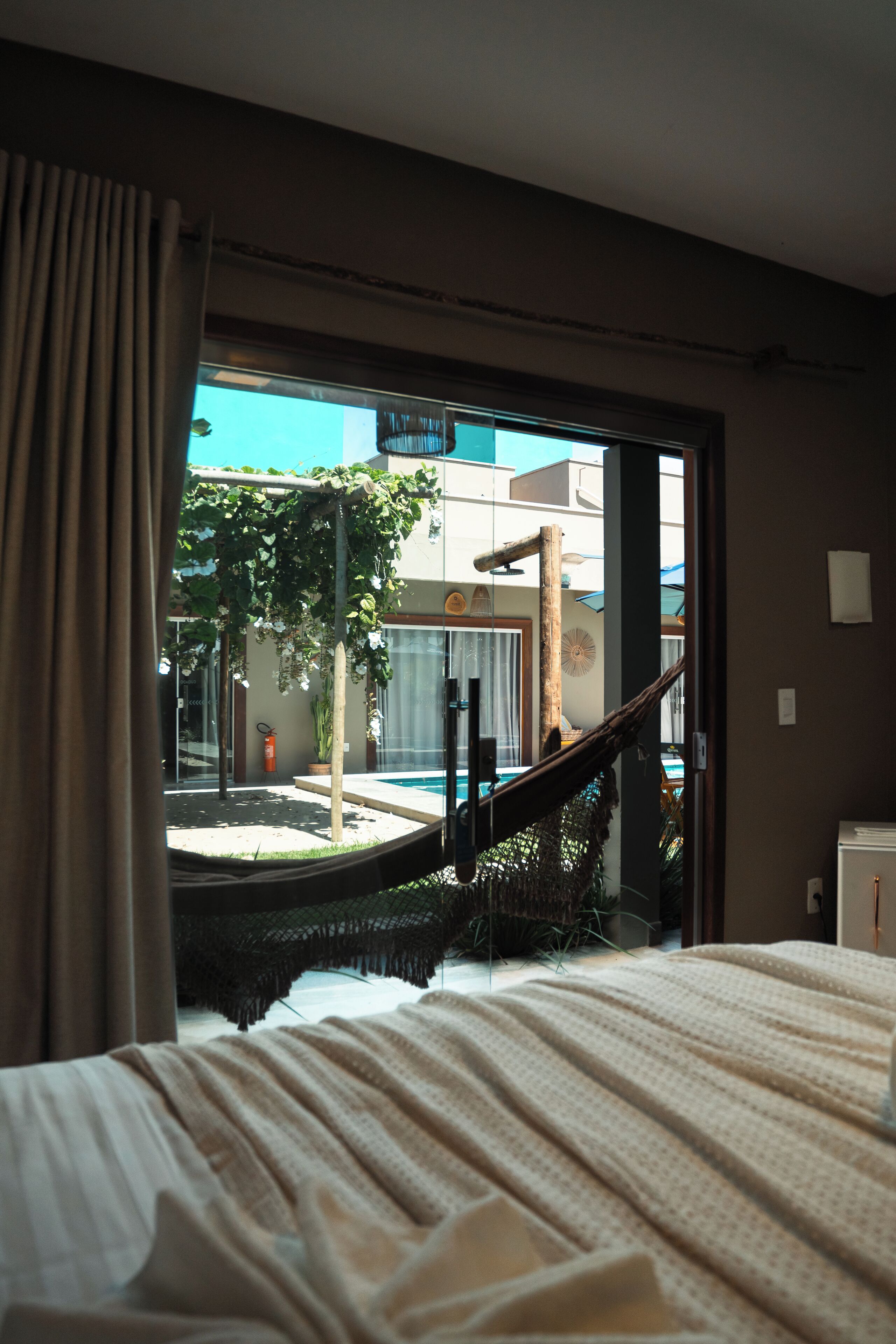 Quarto casal luxo, 1 quarto, varanda coberta, ao lado da piscina | Roupas de cama de algodão egípcio, roupas de cama premium, frigobar