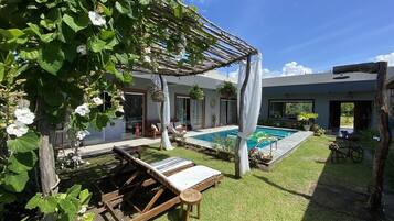 Quarto casal luxo, 1 quarto, varanda coberta, ao lado da piscina | Terraço/pátio