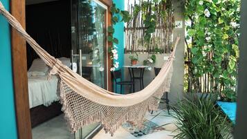 Quarto casal luxo, 1 quarto, varanda coberta, ao lado da piscina | Roupas de cama de algodão egípcio, roupas de cama premium, frigobar