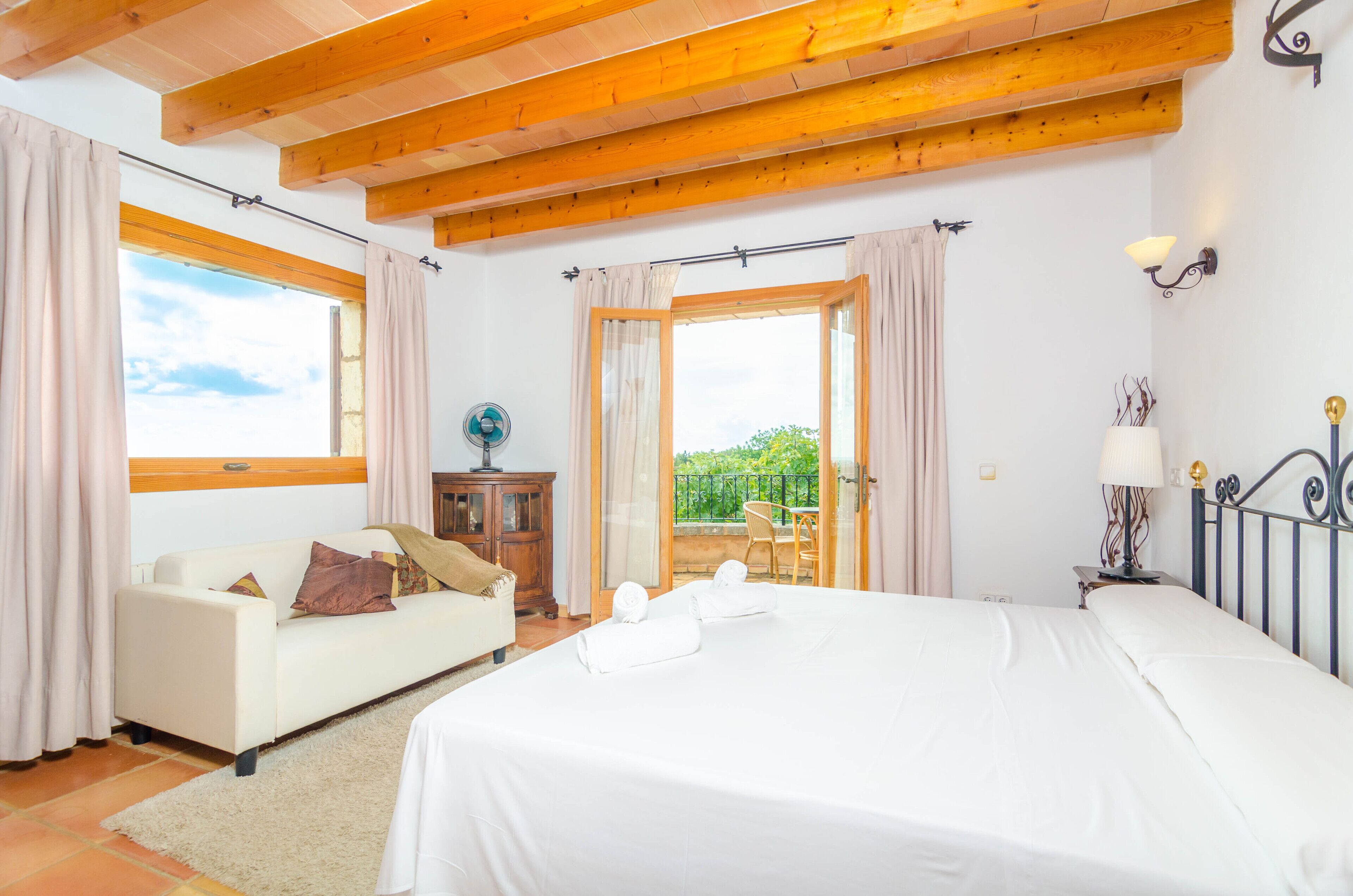 5 habitaciones, tabla de planchar con plancha y wifi gratis 