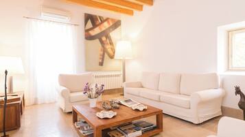 Een televisie en een tafeltennistafel