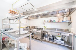 冷蔵庫、電子レンジ、オーブン、コンロ