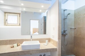 Ensemble douche/baignoire, sèche-cheveux, bidet, serviettes fournies