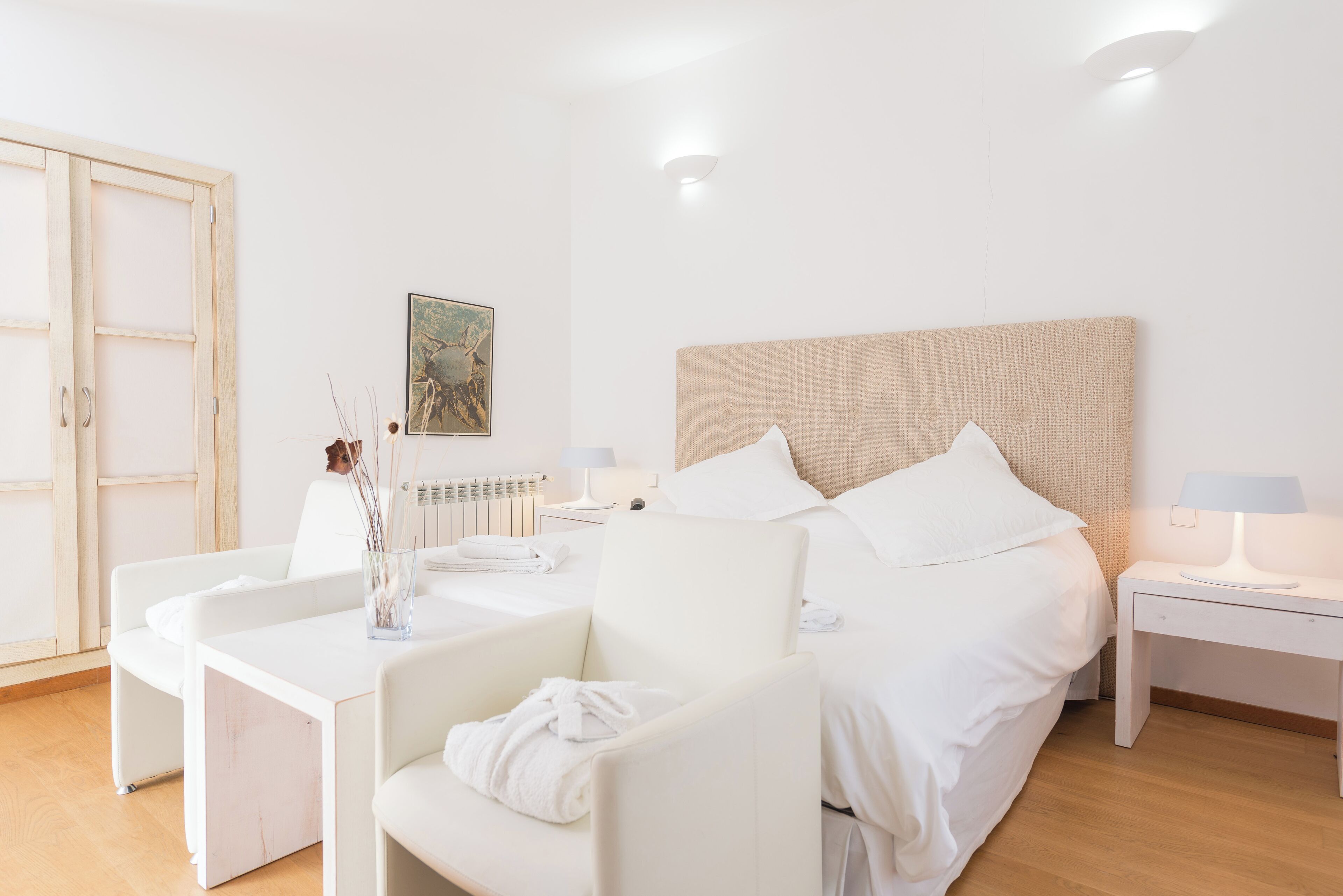 8 dormitorios, tabla de planchar con plancha, ropa de cama