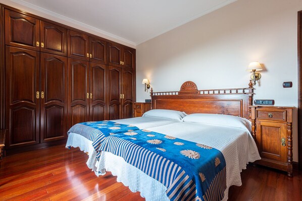 5 chambres, coffres-forts dans les chambres, fer et planche à repasser