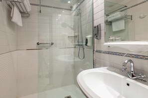 Shower, hair dryer, towels, soap - Country house in Fisterra (FISTERRA)