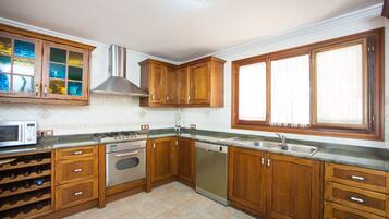 Een koelkast, een magnetron, een oven, een kookplaat