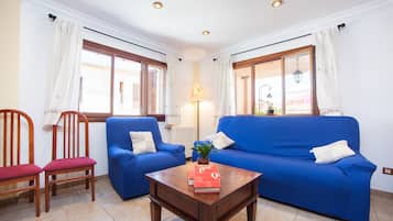 Een televisie, een dvd-speler en een stereo