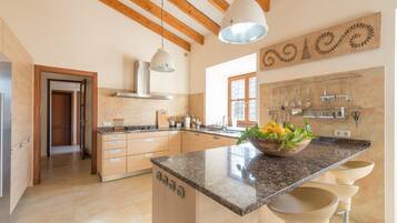 Kylskåp, mikrovågsugn, ugn och spishäll