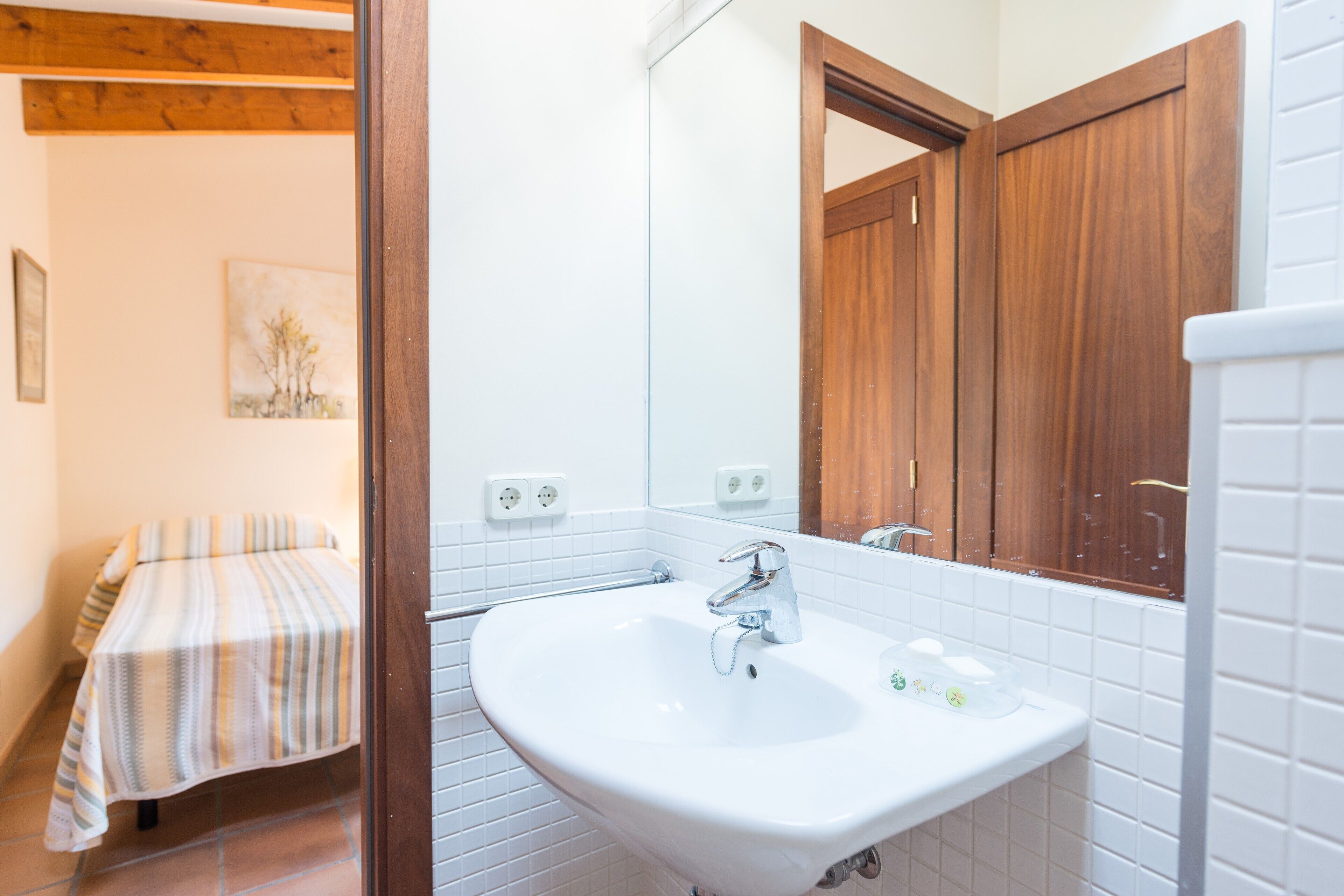 6 habitaciones, tabla de planchar con plancha y wifi gratis 