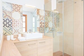 Ensemble douche/baignoire, sèche-cheveux, serviettes fournies