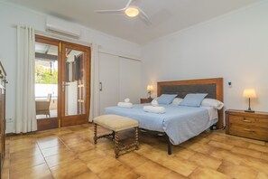 4 bedrooms, iron/ironing board, free WiFi, bed sheets