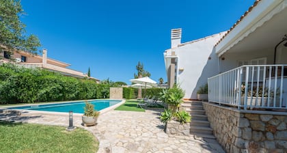 CAN LLORENS - Nice villa with private pool, in a residential area and close to the beach.