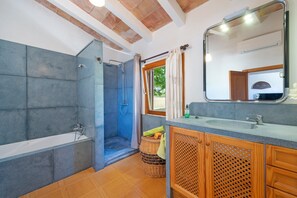 Combined shower/tub, hair dryer, towels - CAN SUA - Beautiful rustic finca with private pool, located a few km from the beach Free W (Artà)