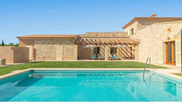 A poolside area with a stone building, a swimming pool, and two lounge chairs. - FETGET-CAN BOSCO - Nice country house with private pool close to the beach. Free WiFi (Son Servera)