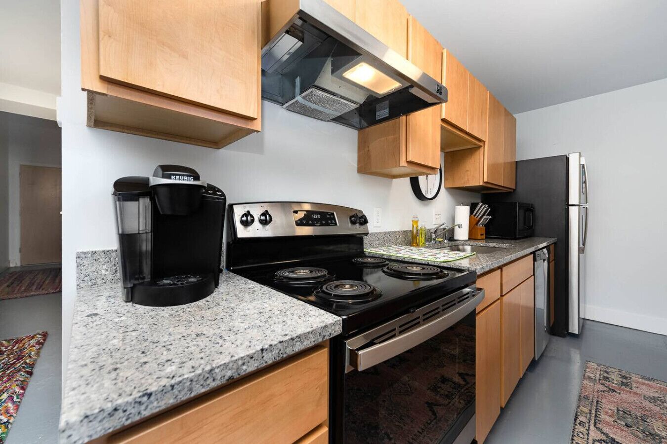 Coffee/tea maker, fridge, microwave, oven