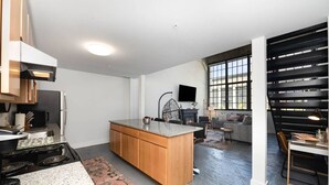 Wasserkocher mit Kaffee-/Teezubehör, Kühlschrank, Mikrowelle, Ofen