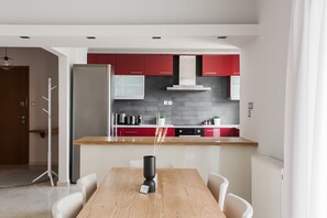 Standard-Apartment | Wohnbereich | 43-Zoll-Smart-TV mit Digitalempfang, Fernseher