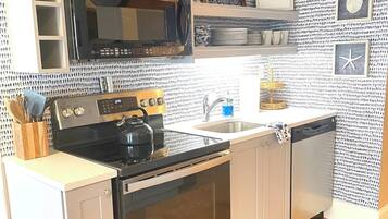 雪櫃、微波爐、焗爐、爐具