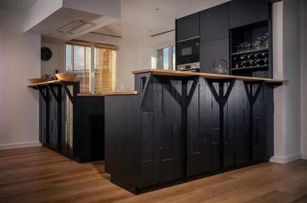 Køleskab, mikrobølgeovn, ovn, kogeplade