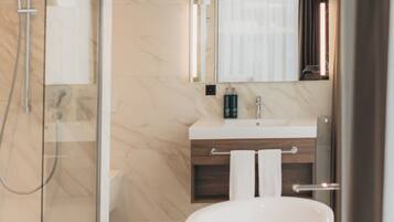 Departamento ejecutivo | Baño | Regadera, secadora de cabello, toallas, jabón