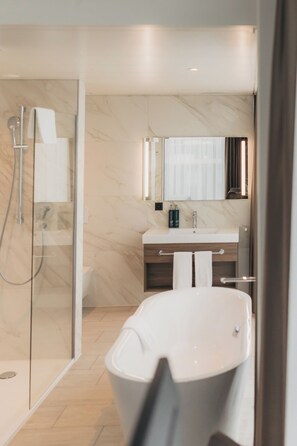 Apartamento ejecutivo | Baño | Ducha, secador de pelo, toallas y jabón
