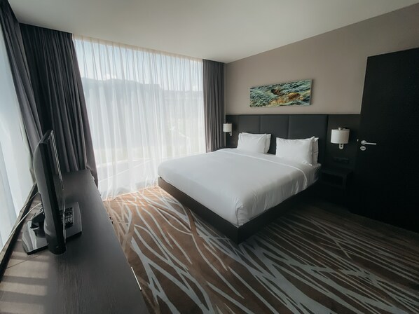 خزنة داخل الغرفة ومكتب ومساحة عمل للكمبيوتر المحمول وستائر تعتيم