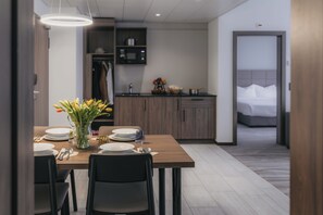 خزنة داخل الغرفة ومكتب ومساحة عمل للكمبيوتر المحمول وستائر تعتيم