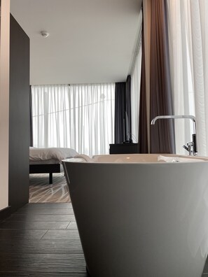 小型公寓 | 浴室 | 淋浴设施、吹风机、毛巾、�肥皂