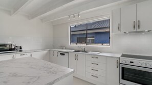 Jääkaappi, mikroaaltouuni, uuni, liesi