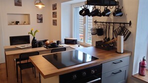 Kaffetrakter/tekoker, kjøleskap, mikrobølgeovn og ovn