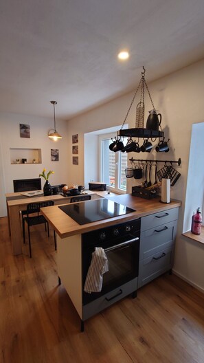 Jääkaappi, mikroaaltouuni, uuni, liesi