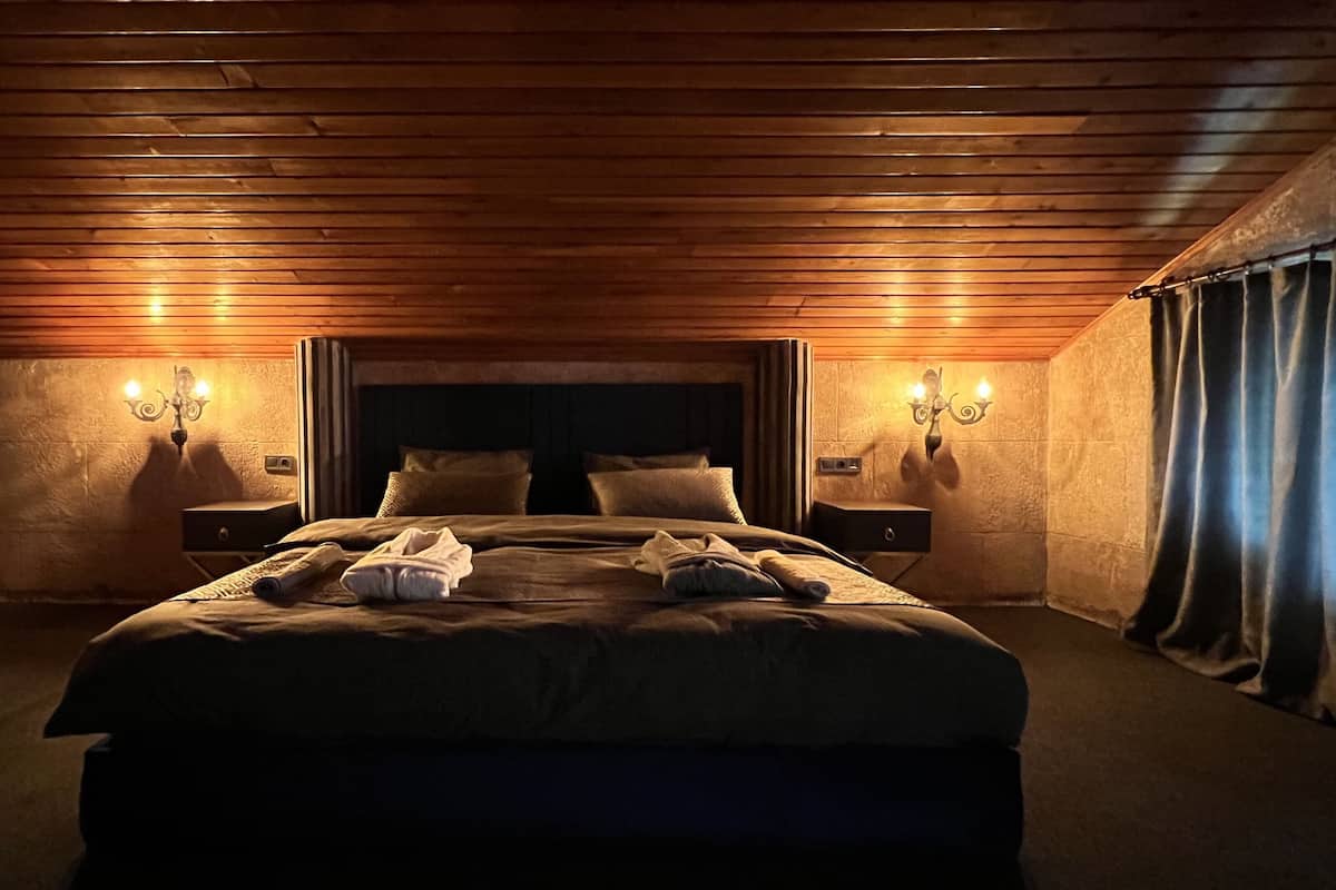 Premium bedding, free minibar, individually decorated