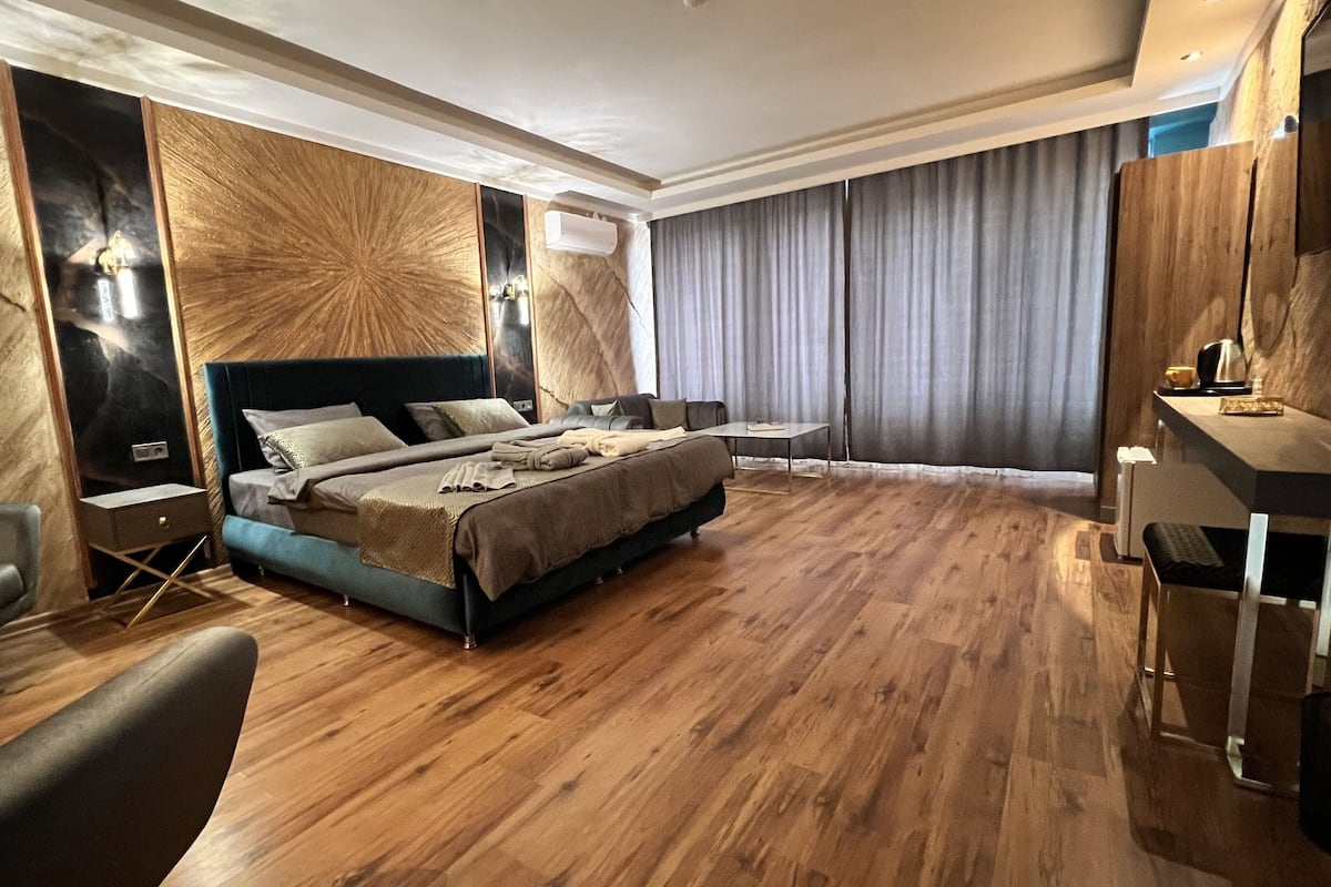 Elite Room, 1 King Bed, Non Smoking, Garden View | Premium bedding, free minibar, individually decorated