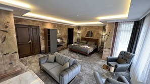 أغطية فراش متميزة وعناصر مجانية داخل الميني بار وبديكورات فريدة لكل غرفة