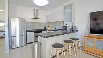 Full-sized fridge, microwave, oven, stovetop