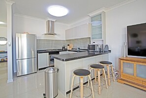 Full-sized fridge, microwave, oven, stovetop - Turquoise Escape: 3  BR, 2  BA Apartment in Jurien Bay, Sleeps 7 (Jurien Bay)