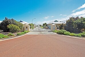 Property grounds - Turquoise Escape: 3  BR, 2  BA Apartment in Jurien Bay, Sleeps 7 (Jurien Bay)