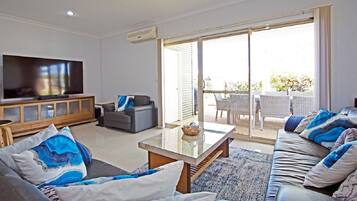 Smart TV, streaming services, stereo