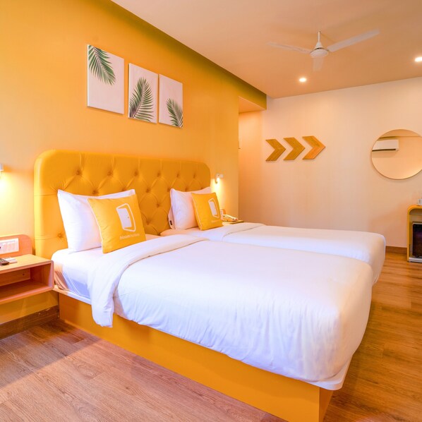 Standard Twin Room | Peti besi dalam bilik, meja, ruang kerja komputer riba, kalis bunyi