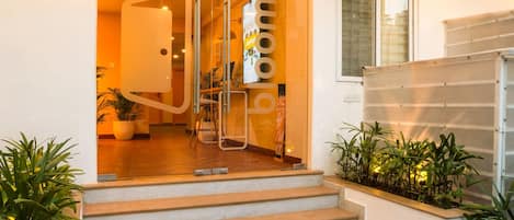 Pintu masuk properti