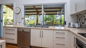 Kühlschrank, Mikrowelle, Herdplatte, Geschirrspüler