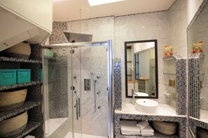 Baignoire, sèche-cheveux, serviettes fournies