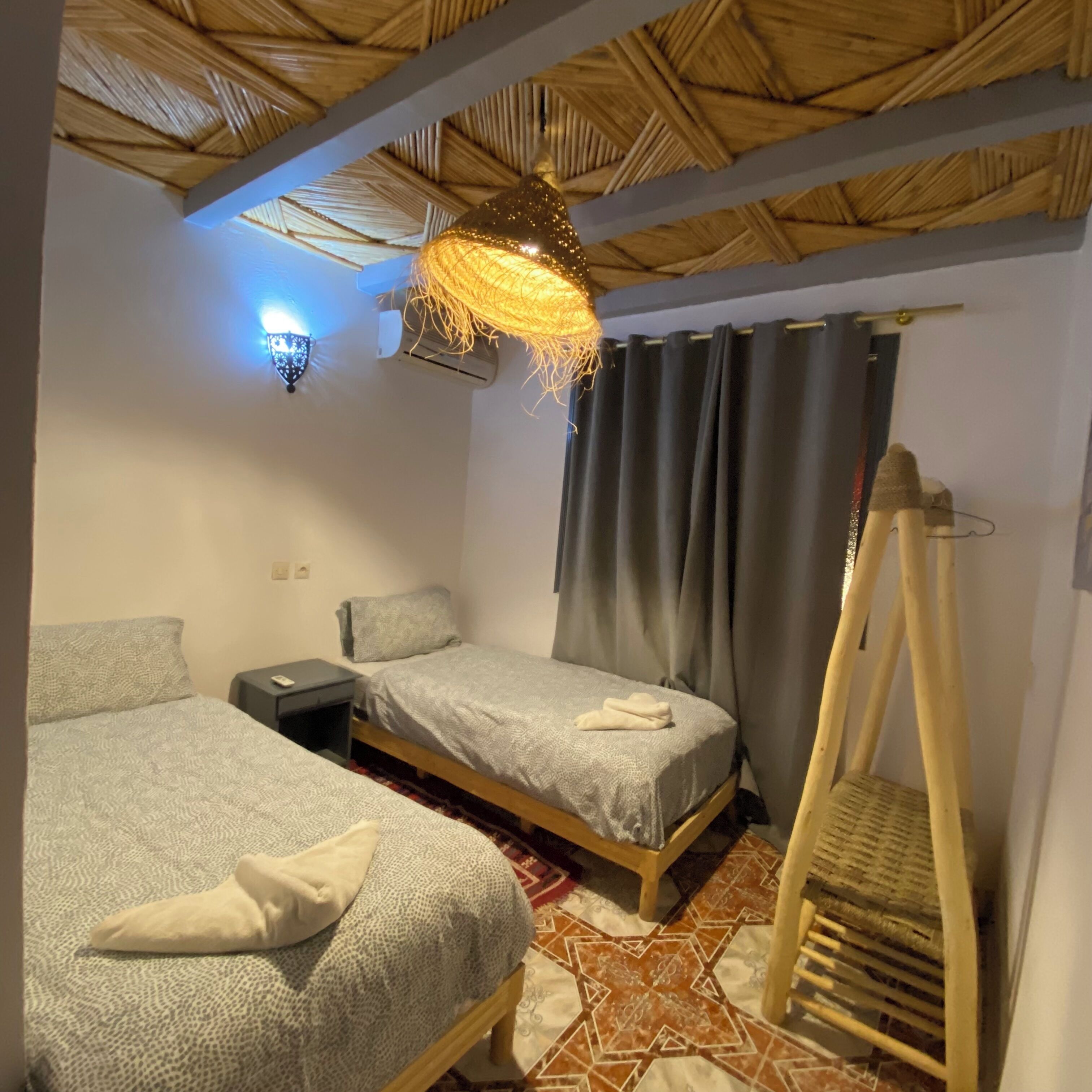 ستائر تعتيم وواي فاي مجانًا وملاءات أسرّة