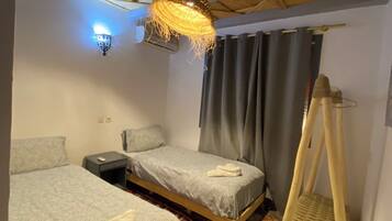 Blackout drapes, free WiFi, bed sheets