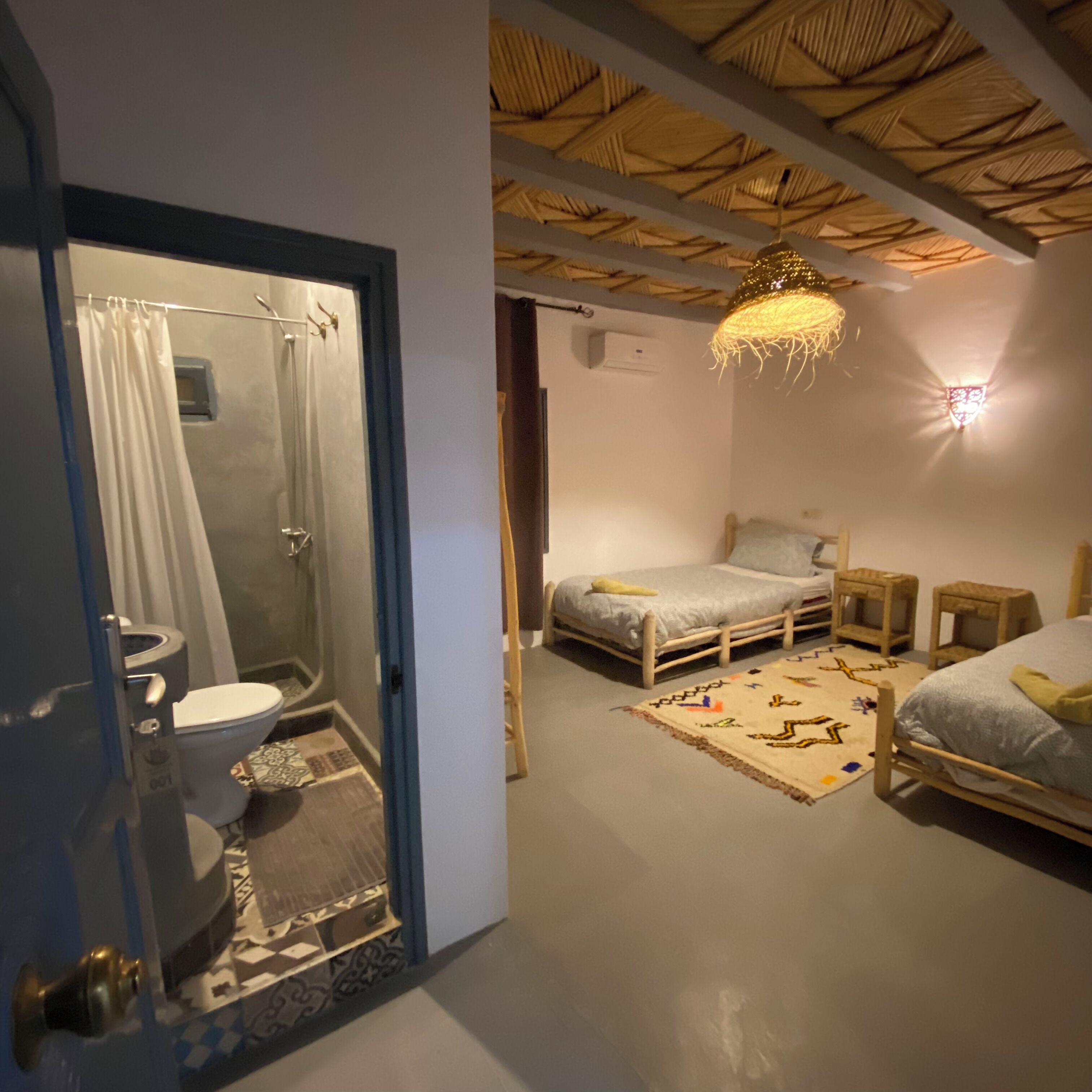 Blackout drapes, free WiFi, bed sheets